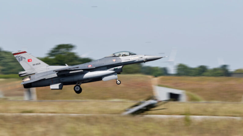 Un avión de combate F-16 de la Fuerza Aérea Turca es fotografiado durante su despegue en la base aérea de Jagel durante un acto con los medios de comunicación previo a las maniobras militares Air Defender 2023 el 9 de junio de 2023 en Jagel, Alemania. (Morris MacMatzen/Getty Images)