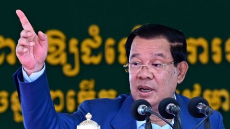 El primer ministro de Camboya, Hun Sen, dimite y cede el poder a su hijo