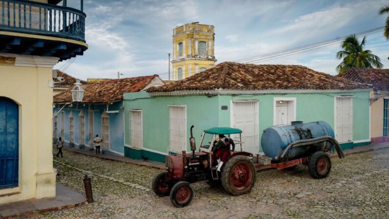 Un lugareño transporta agua en un tractor en una calle de Trinidad, provincia de Sancti Spiritus, Cuba, el 21 de junio de 2023. (ADALBERTO ROQUE/AFP vía Getty Images)