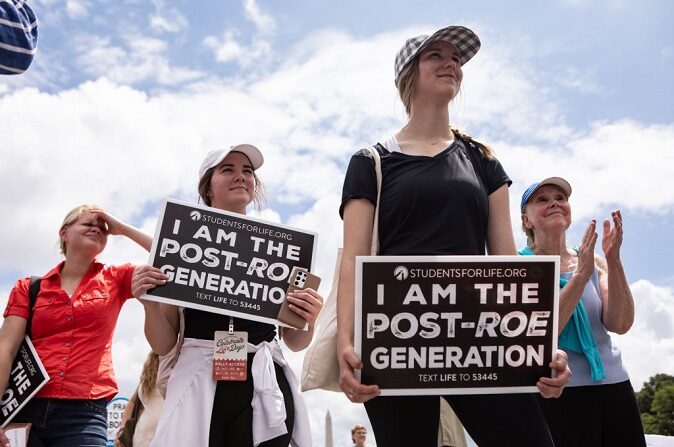 Activistas antiaborto participan en una Concentración para Celebrar el Día de la Vida en el Lincoln Memorial el 24 de junio de 2023 en Washington, DC. (Anna Rose Layden/Getty Images)