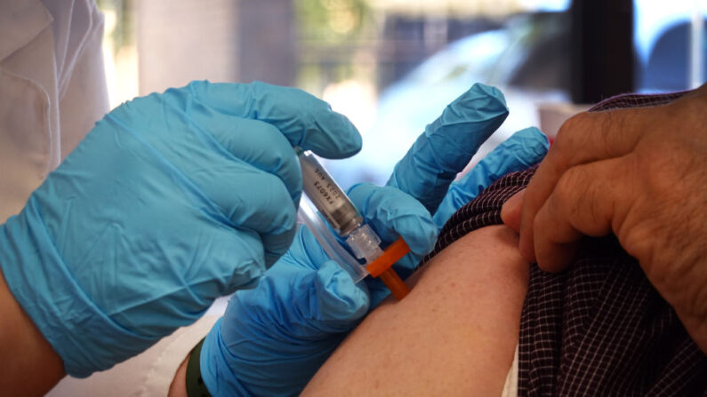 Un residente recibe una vacuna contra la neumonía durante un acto organizado por el Departamento de Salud Pública de Chicago en el Southwest Senior Center el 09 de septiembre de 2022 en Chicago, Illinois. (Scott Olson/Getty Images)