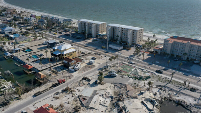 En esta vista aérea, sólo quedan solares despejados de algunas casas destruidas por el huracán Ian el 25 de enero de 2023 en Fort Myers Beach, Florida. (Joe Raedle/Getty Images)