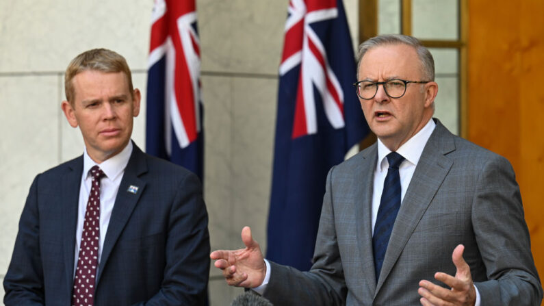 El primer ministro neozelandés, Chris Hipkins (i), escucha al primer ministro australiano, Anthony Albanese, durante una rueda de prensa conjunta en la Casa del Parlamento el 07 de febrero de 2023 en Canberra, Australia. (Martin Ollman/Getty Images)