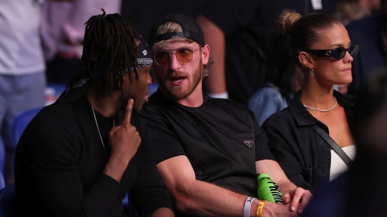 KSI y Logan Paul hablan en el ring durante el UFC 284 en el RAC Arena el 12 de febrero de 2023 en Perth, Australia. (Paul Kane/Getty Images)