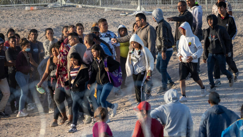 Menores no acompañados caminan hacia los vehículos de la Patrulla Fronteriza estadounidense tras cruzar desde México el 09 de mayo de 2023 en El Paso, Texas. (John Moore/Getty Images)