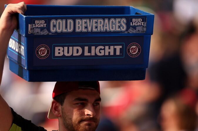 Un vendedor vende cerveza Bud Light y otras bebidas durante el partido entre los Washington Nationals y los Philadelphia Phillies en el Nationals Park el 03 de junio de 2023 en Washington, DC. (Rob Carr/Getty Images)
