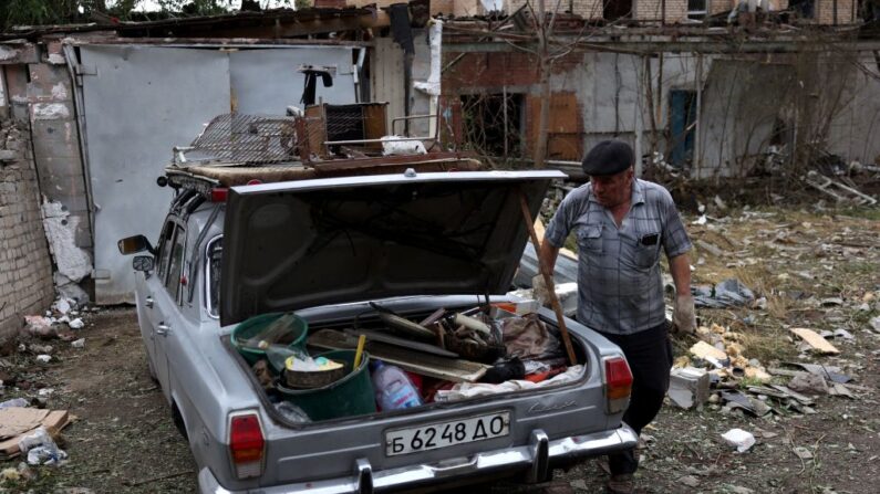 Un residente local mete sus pertenencias en el maletero de un coche tras un ataque nocturno con misiles contra la ciudad de Kramatorsk, el 9 de julio de 2023, en medio de la invasión rusa de Ucrania. (ANATOLII STEPANOV/AFP vía Getty Images)