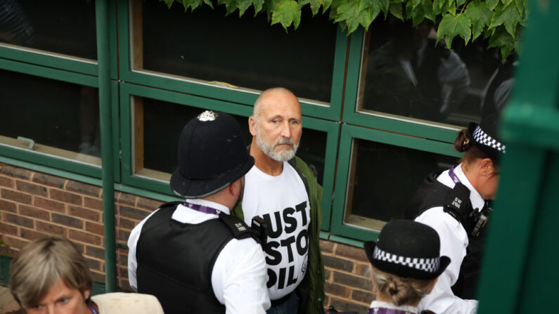 Un manifestante de Just Stop Oil es escoltado por la policía durante el tercer día de The Championships Wimbledon 2023 en All England Lawn Tennis and Croquet Club el 05 de julio de 2023 en Londres, Inglaterra. (Michael Regan/Getty Images)