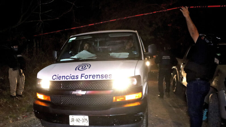 Expertos forenses abandonan la zona después de recoger pruebas tras un ataque con explosivos contra policías y personal de la fiscalía estatal, en Tlajomulco de Zúñiga, un suburbio de la ciudad de Guadalajara, estado de Jalisco, México, el 12 de julio de 2023. (ULISES RUIZ/AFP via Getty Images)
