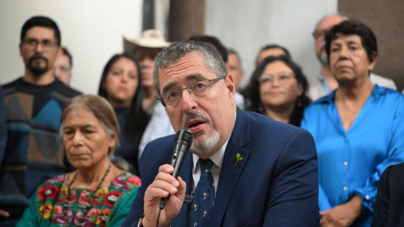 El candidato presidencial guatemalteco por el partido Movimiento Semilla, Bernardo Arévalo, habla durante una conferencia de prensa en Ciudad de Guatemala, el 13 de julio de 2023. (Johan Ordonez/AFP vía Getty Images)