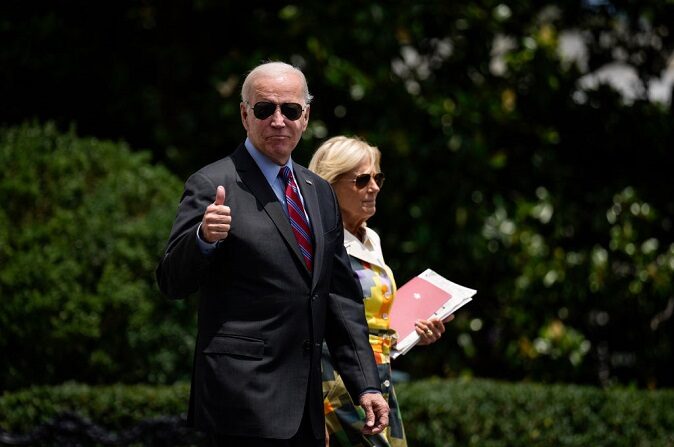 El presidente de Estados Unidos, Joe Biden, levanta el pulgar mientras camina con la primera dama, Jill Biden, hacia el Marine One en el Jardín Sur de la Casa Blanca el 14 de julio de 2023 en Washington, DC. Biden está pasando el fin de semana en Camp David, Maryland. (Drew Angerer/Getty Images)