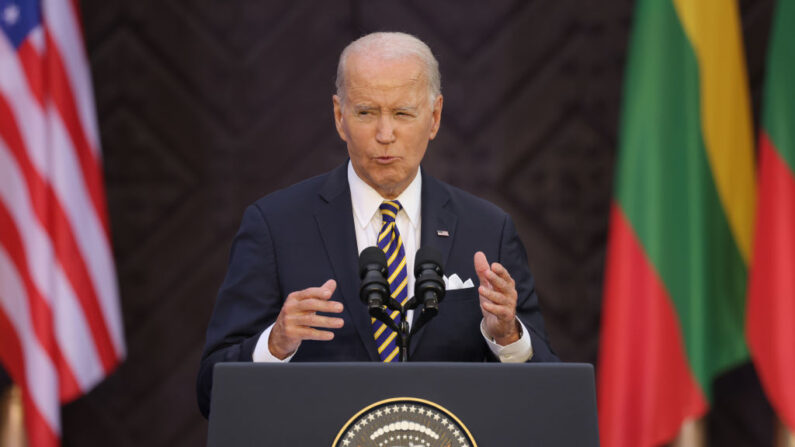 El presidente de Estados Unidos, Joe Biden, se dirige a una multitud en la Universidad de Vilna el 12 de julio de 2023 en Vilna, Lituania. (Sean Gallup/Getty Images)