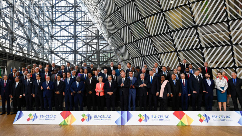 Representantes posan para una foto oficial en el primer día de una cumbre de la Unión Europea-Comunidad de Estados Latinoamericanos y Caribeños (UE-CELAC) en el edificio del Consejo Europeo en Bruselas, el 17 de julio de 2023. (JEAN-CHRISTOPHE VERHAEGEN/AFP via Getty Images)
