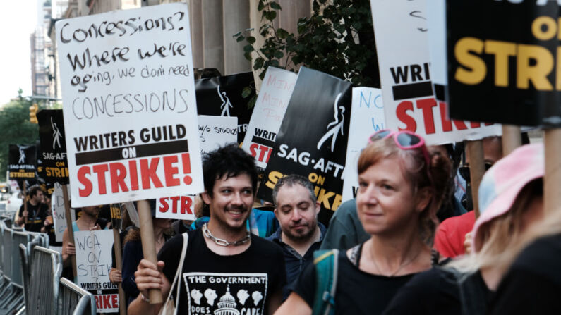 Miembros del sindicato de actores SAG-AFTRA caminan por una línea de huelga con los guionistas fuera de la oficina de Netflix en Nueva York en el primer día de la huelga de actores, el 14 de julio de 2023 en la ciudad de Nueva York. (Spencer Platt/Getty Images)
