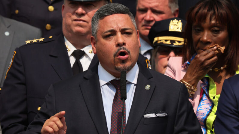 El estadounidense de origen latinoamericano Edward A. Caban habla durante una rueda de prensa en la Comisaría 40 de la Policía de Nueva York el 17 de julio de 2023 en la ciudad de Nueva York. (Michael M. Santiago/Getty Images)