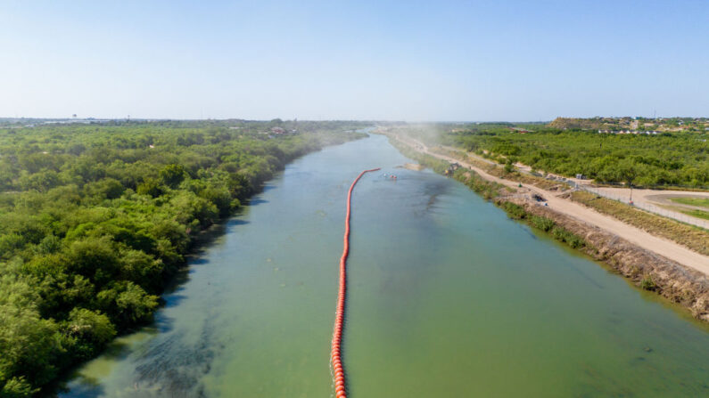 Una barrera flotante, de boyas, fue instalada en medio del Río Grande el 18 de julio de 2023 en Eagle Pass, Texas. Texas ha comenzado a instalar barreras flotantes en un esfuerzo por disuadir el cruce ilegal de la frontera. (Brandon Bell/Getty Images)