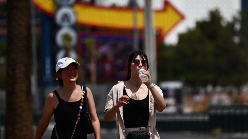 Una persona bebe una botella de agua mientras camina bajo el calor en Las Vegas, Nevada (EE.UU.), el 30 de julio de 2023, mientras las temperaturas alcanzan más de 100 grados Fahrenheit (37.78oC). (Patrick T. Fallon/AFP vía Getty Images)