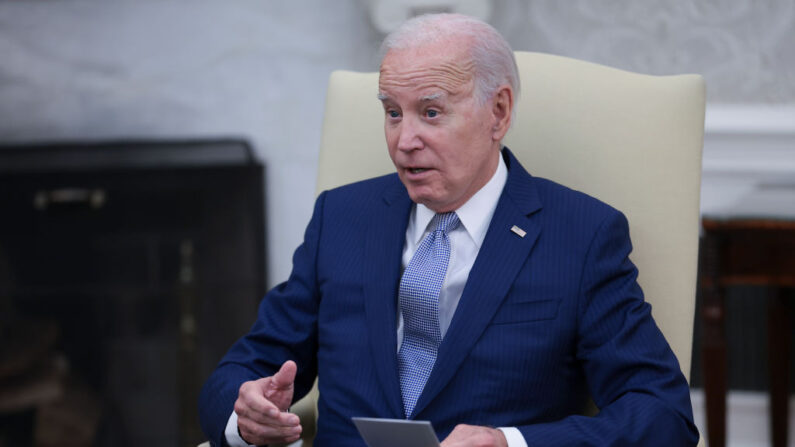 El presidente de Estados Unidos, Joe Biden, habla mientras se reúne con el primer ministro italiano, Giorgia Meloni, en el Despacho Oval de la Casa Blanca el 27 de julio de 2023 en Washington, DC. (Win McNamee/Getty Images)