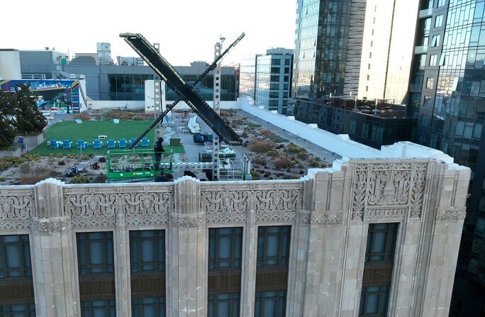 En una vista aérea, unos trabajadores instalan una gran X en el tejado de la antigua sede de Twitter el 28 de julio de 2023 en San Francisco, California. (Justin Sullivan/Getty Images)
