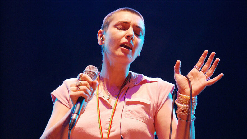 La cantante irlandesa Sinéad O'Connor canta en concierto el 18 de enero de 2003 en The Point Theatre de Dublín, Irlanda. (Getty Images)
