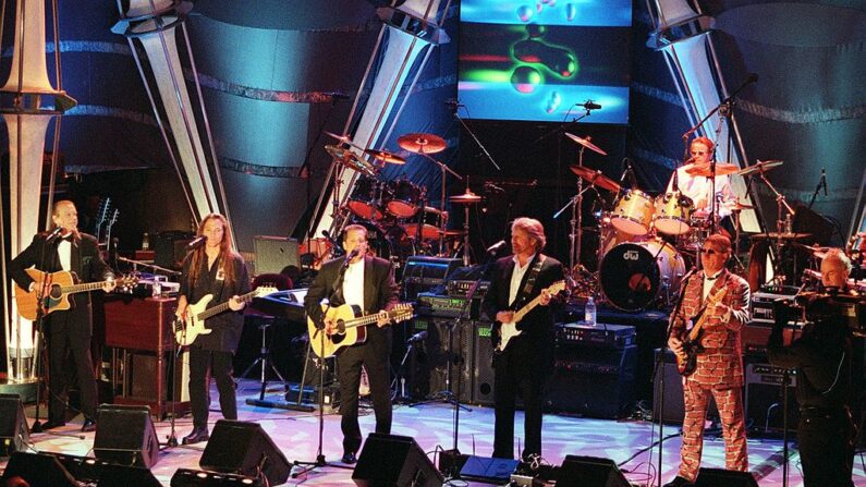 The Eagles (desde la izquierda:) Randy Meisner, Timothy Schmit, Glenn Frey, Don Felder, Joe Walsh, Don Henley y Bernie Leadon, aparecen juntos en el escenario después de recibir sus premios y ser incluidos en el Salón de la Fama del Rock and Roll  el 12 de enero de 1998 en Nueva York. (TIMOTHY A. CLARY/AFP vía Getty Images)

