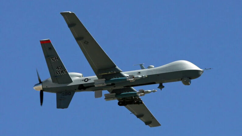 Un dron pasa volando por la Base de la Fuerza Aérea Creech en Indian Springs, Nevada, el 8 de agosto de 2007. (Ethan Miller/Getty Images)
