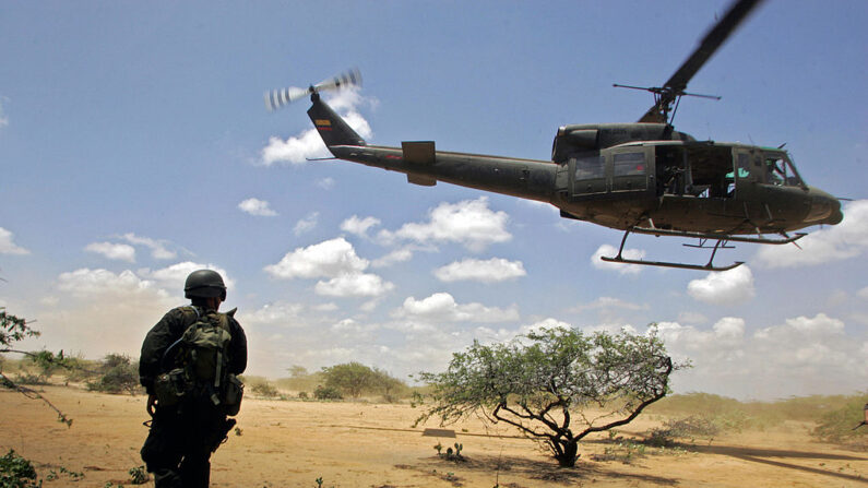 Un helicóptero de la Policía colombiana aterriza en una pista de aterrizaje ilegal el 07 de septiembre de 2007, en Uribia, departamento de La Guajira, Colombia. (Mauricio Duenas/AFP vía Getty Images)