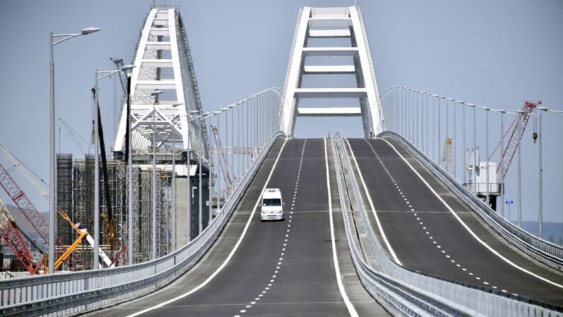 Un vehículo circula por el puente de Crimea, de 19 km de longitud, que atraviesa el estrecho de Kerch y une el sur de Rusia con la península de Crimea, el 15 de mayo de 2018, en Kerch. (Alexander Nemenov/POOL/AFP vía Getty Images)
