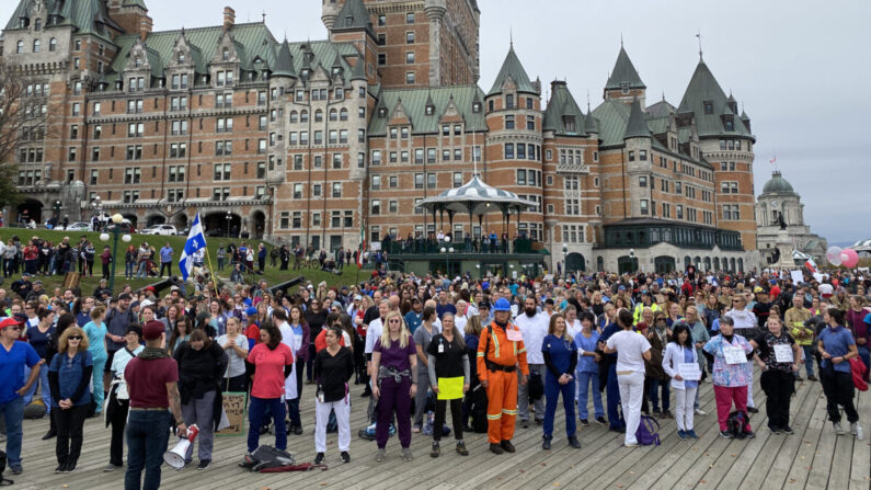 Trabajadores de primera línea y socorristas permanecen en silencio para protestar contra los mandatos de vacunación de la provincia, en la ciudad de Quebec, el 15 de octubre de 2021. (The Epoch Times/Sonia Rouleau)