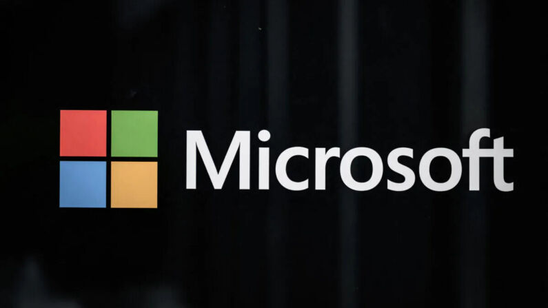 El logotipo de Microsoft durante la reunión anual del Foro Económico Mundial (FEM) en Davos, Suiza, el 23 de mayo de 2022. (Fabrice Coffrini/AFP vía Getty Images)