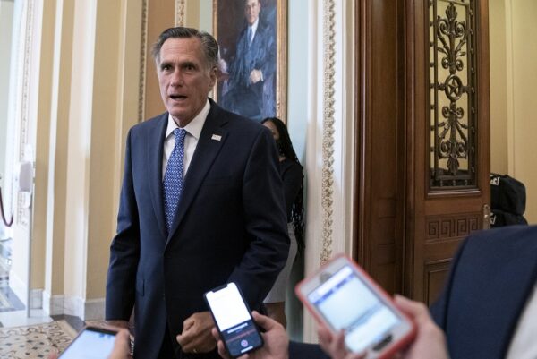 El senador Mitt Romney (R-Utah) habla con los periodistas en el Capitolio de EE. UU., en Washington, el 21 de septiembre de 2020. (Stefani Reynolds/Getty Images)
