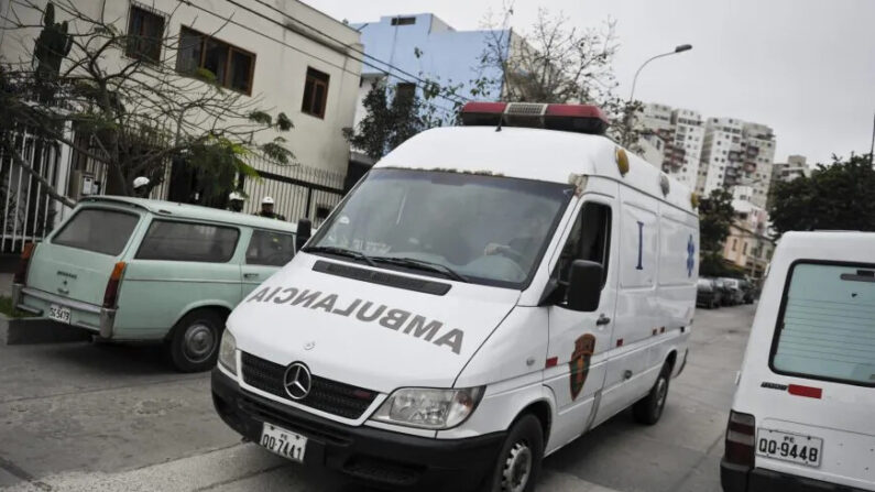 Una ambulancia llega a un hospital en Lima, Perú, en una foto de archivo. (Ernesto Benavides/AFP/Getty Images)