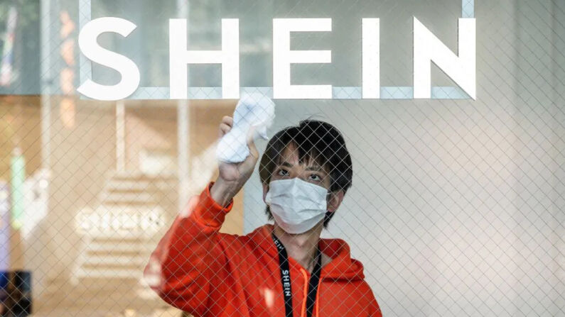 Un hombre limpiando las ventanas de la primera sala de exhibición permanente del gigante chino de la moda rápida en Internet Shein, durante una vista previa para los medios en Tokio, el 10 de noviembre de 2022. (Richard A. Brooks/AFP a través de Getty Images)