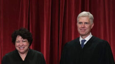 Los jueces de la Corte Suprema se enfrentan en caso de diseñadora cristiana