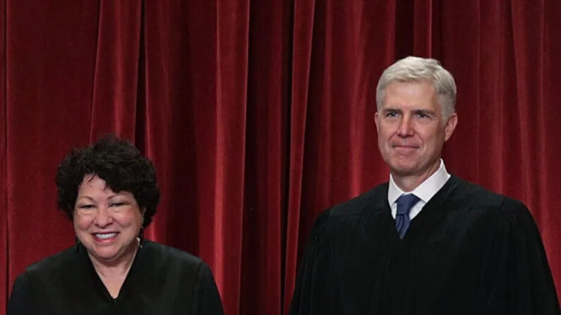 Los jueces asociados Sonia Sotomayor y Neil Gorsuch en la Sala de Conferencias Este de la Corte Suprema en Washington, el 1 de junio de 2017. (Alex Wong/Getty Images)