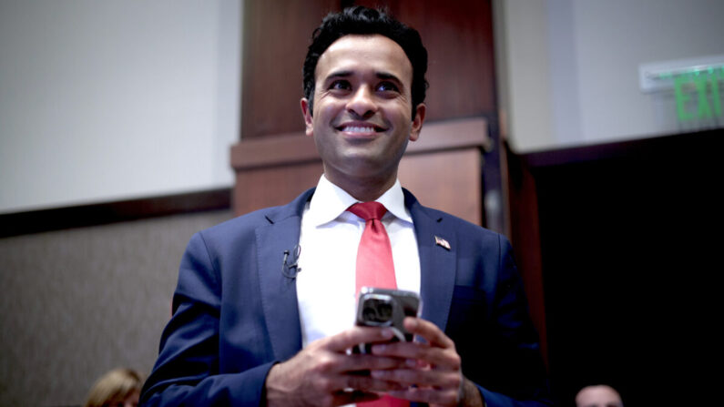 El candidato presidencial republicano Vivek Ramaswamy espera para subir al escenario en Charleston, Carolina del Sur, el 18 de marzo de 2023. (Win McNamee/Getty Images)