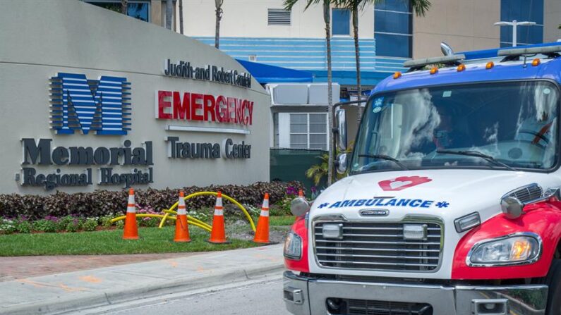 Fotografía de archivo de una ambulancia en Florida. EFE/Giorgio Viera
