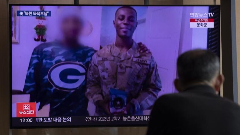 Una televisión de una estación de tren de Seúl (Corea del Sur) informa sobre la detención de un soldado estadounidense en Corea el Norte. EFE/EPA/Jeon Heon-Kyun 