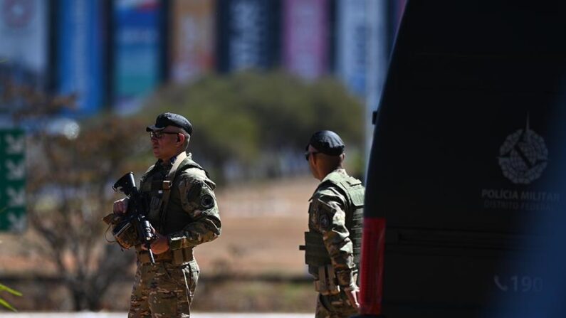 Policías montan guardia durante un operativo desplegado por una presunta bomba, el 26 de julio de 2023, frente al Ministerio de Fomento, Industria, Comercio y Servicios, en Brasilia (Brasil). EFE/ Andre Borges