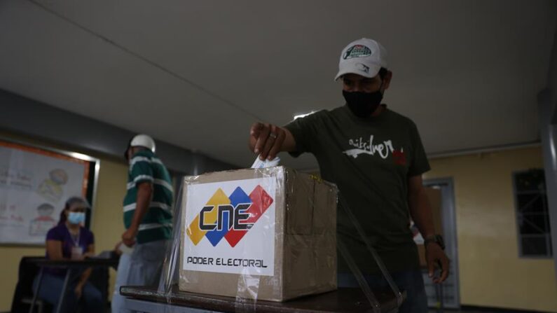 Un hombre ejerce su derecho al voto en una fotografía de archivo. EFE/ Miguel Gutiérrez
