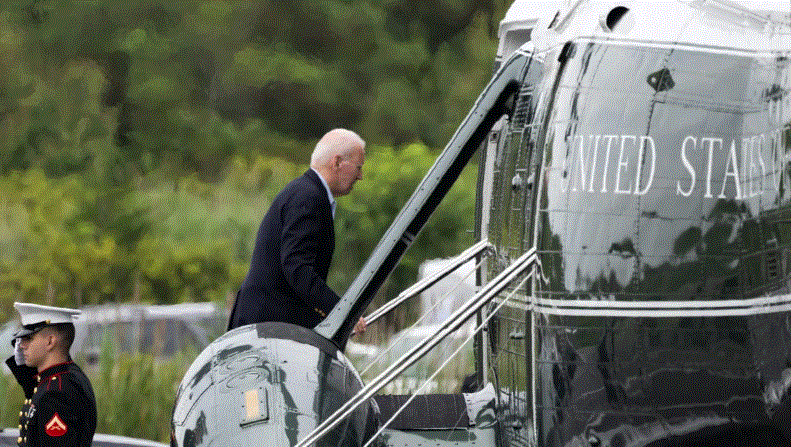 El presidente Joe Biden aborda el Marine One en Gordons Pond State Park en Rehoboth Beach, Delaware, el 9 de julio de 2023, en su partida hacia la Base Aérea de Dover antes de viajar a Europa. (Saul Loeb/AFP vía Getty Images)