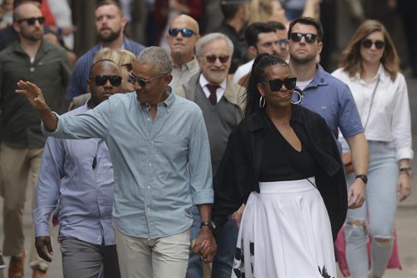 Fotogrfaía de archivo del expresidente norteamericano Barack Obama y su mujer Michelle acompañados de Steven Spielberg y su esposa Kate Capshaw (detrás). EFE/ Quique García
