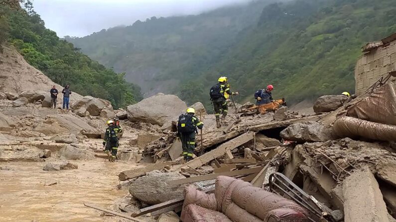 Fotografía cedida por la Policía Nacional de Colombia que muestra a miembros de organismos de rescate en la zona donde ocurrió una avalancha en Quetame, Cundinamarca (Colombia). EFE/ Policía De Colombia