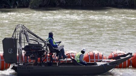 Texas inicia instalación de barrera de boyas en el río Grande para evitar cruces