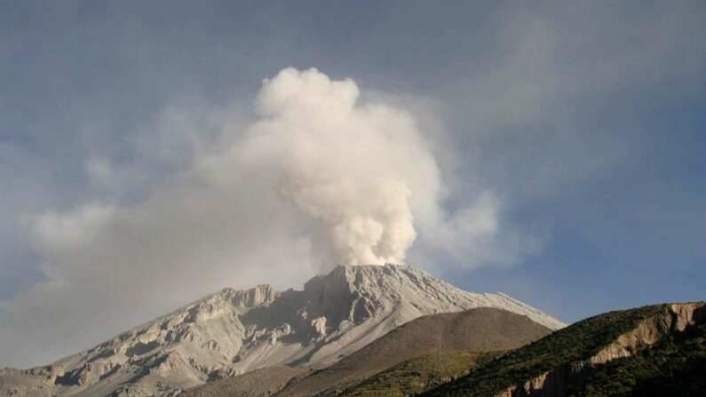 Foto de archivo del volcán Ubinas (Perú). EFE
