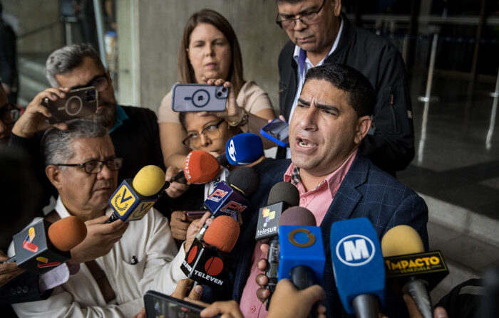 El precandidato presidencial Luis Ratti habla con la prensa a la entrada de la sede del Tribunal Supremo de Justicia (TSJ) este lunes, en Caracas, Venezuela. EFE/ Miguel Gutiérrez