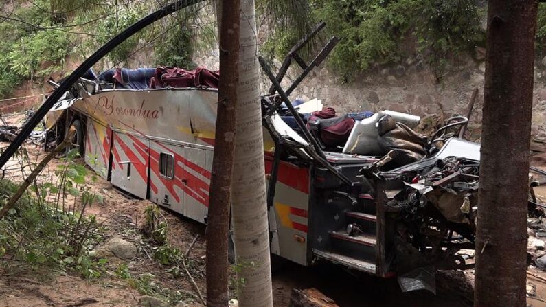Fotografía de un autobús de pasajeros tras un accidente, en el municipio de Tlaxiaco, estado de Oaxaca (México). EFE/Jose de Jesús Cortez
