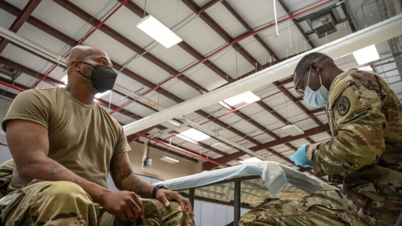 Un miembro del servicio de EE. UU. se prepara para recibir una vacuna contra el COVID-19 en Fort Knox, Ky., el 9 de septiembre de 2021. (Jon Cherry/Getty Images)