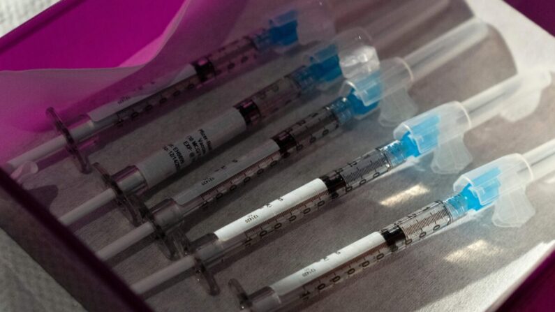 Vacunas contra el COVID-19 en Washington en una fotografía de archivo del 14 de diciembre de 2020. (Jacquelyn Martin/Pool/AFP vía Getty Images)
