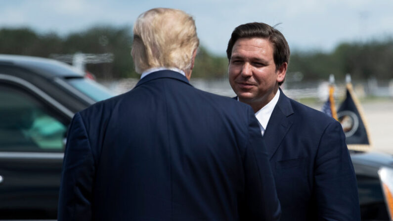 El presidente Donald Trump es recibido por el gobernador de Florida Ron DeSantis en el Aeropuerto Internacional del Suroeste de Florida el 16 de octubre de 2020. (BRENDAN SMIALOWSKI/AFP vía Getty Images)
